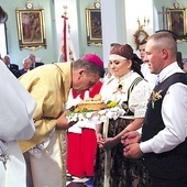 Anna i Marek Żurowie z Mnicha w procesji z darami przynieśli chleb z tegorocznej mąki.