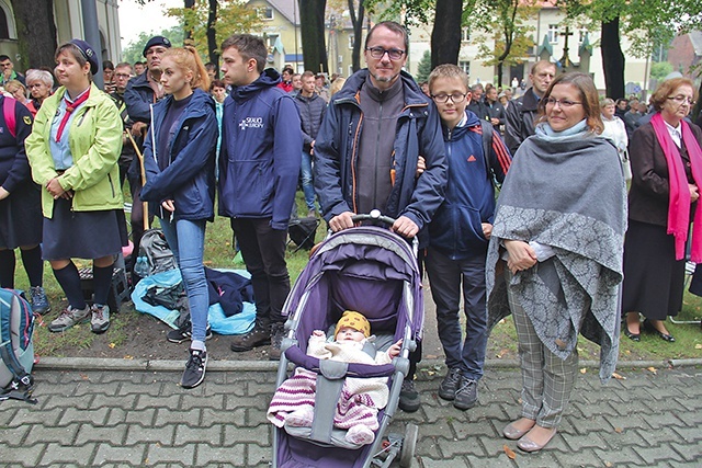 ▼	Pielgrzymi zebrali się wokół pszowskiej bazyliki.