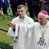 ▲	Biskup Andrzej F. Dziuba podczas Mszy św. poświęcił wieńce dożynkowe  oraz tegoroczne plony, ziarna zbóż, pęki ziół i kwiaty.
