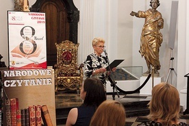 ▼	Nowele prezentowała m.in. Krystyna Kucharska, prezes UTW w Łowiczu.