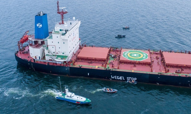 Aktywiści Greenpeace zatrzymani na redzie portu w Gdańsku