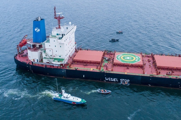 Aktywiści Greenpeace zatrzymani na redzie portu w Gdańsku