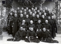 Niższe Seminarium Misyjne w Niepokalanowie.  Łucjan Królikowski stoi  w trzecim rzędzie  za św. Maksymilianem.