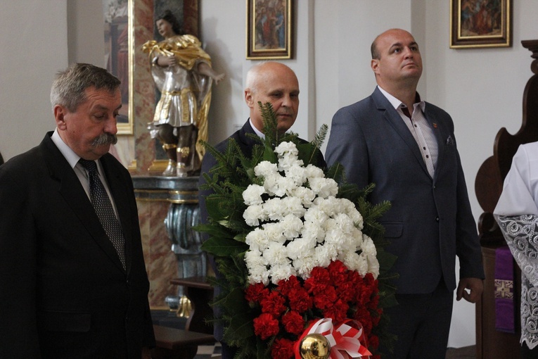 Wieniec pod tablicą poświęconą pamięci ks. Ziemkowskiego złożył burmistrz Rawy Mazowieckiej Piotr Irla.