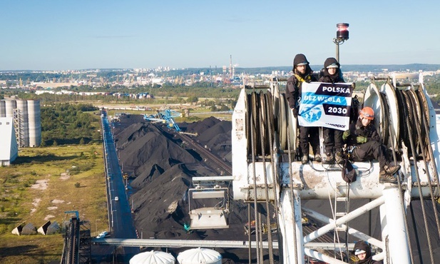 Greenpeace w Gdańsku - weszli na portowe dźwigi