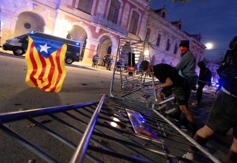 Separatyści katalońscy zaatakowali policjantów i dziennikarzy w Barcelonie