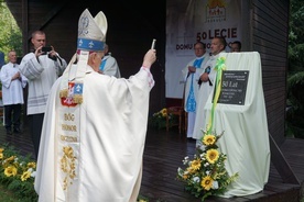 Biskup poświęcił tablicę upamiętniającą pół wieku funkcjonowania placówki.