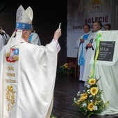 Biskup poświęcił tablicę upamiętniającą pół wieku funkcjonowania placówki.
