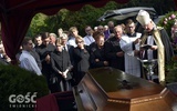 Biskup i najbliższa rodzina w czasie ostatniego pożegnania ks. Stokłosy.
