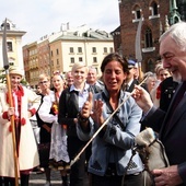 Włoska podróżniczka Paola Giacomini przywiozła do Krakowa replikę strzały, która w 1287 r. przeszyła hejnalistę