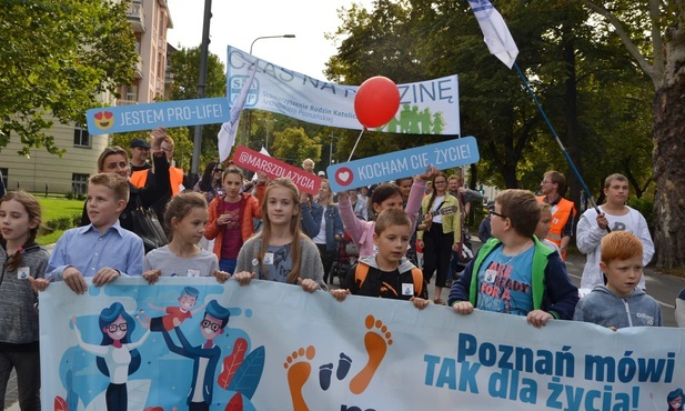 Ulicami Poznania przeszedł Marsz dla Życia