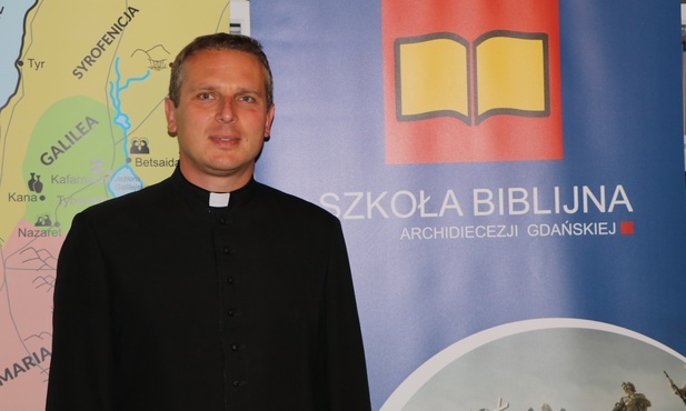 Ks. dr Piotr Przyborek jest pomysłodawcą i twórcą Szkoły Biblijnej.