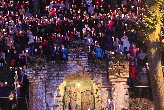 Nabożeństwo ze świecami w grocie lurdzkiej.