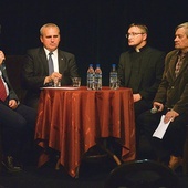 Uczestnicy debaty (od lewej): Krzysztof Busse – IPN Radom, Marcin Krzysztofik – IPN Lublin, historyk ks. Szczepan Kowalik i Arkadiusz Kutkowski – IPN Radom.