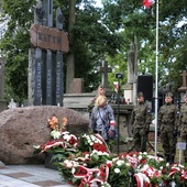 Przy pomniku pomordowanych na Wschodzie złożono wiązanki kwiatów.