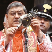 Kardynał Crescenzio Sepe pokazuje ampułkę z płynną krwią św. Januarego.