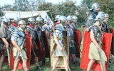 Grupa o nazwie Legion XXI Rapax odtwarza życie legionistów.