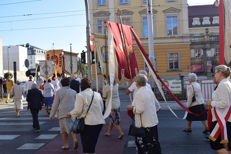 Ulicami Wrocławia ze św. Stanisławem i św. Dorotą