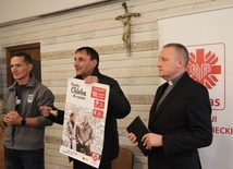 Od lewej: Grzegorz Giercuszkiewicz, Andrzej Sitarz i ks. Robert Kurpios - organizatorzy spotkania z kromką chleba w bielskim Wieczerniku.