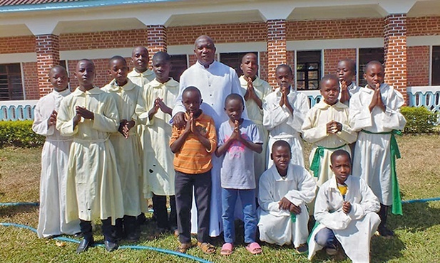 Ministranci z parafii  Ushirombo w Tanzanii  ze swoim proboszczem,  księdzem Peterem  