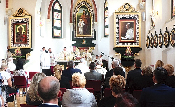▲	Po Mszy Świętej podczas festynu przyznano zasłużonym pracownikom honorowy tytuł Samarytanina Caritas Archidiecezji Wrocławskiej.
