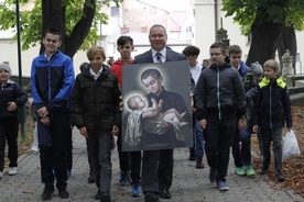Z kościoła do szkoły uczniowie wyruszyli z obrazem świętego patrona, podarowanym przez parafię św. Stanisława.