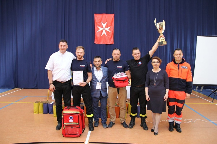 Zwycięzcy jubileuszowych manewrów - zespół OSP Bestwina z organizatorami w Tresnej.