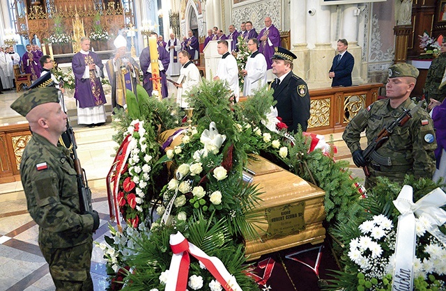 ▲	Liturgii pogrzebowej śp. o. Huberta Czumy SJ przewodniczył bp Henryk Tomasik.