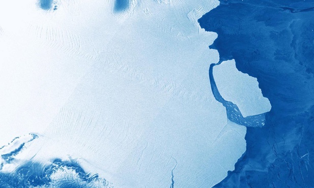 Oderwana bryla lodowca widziana z kosmosu