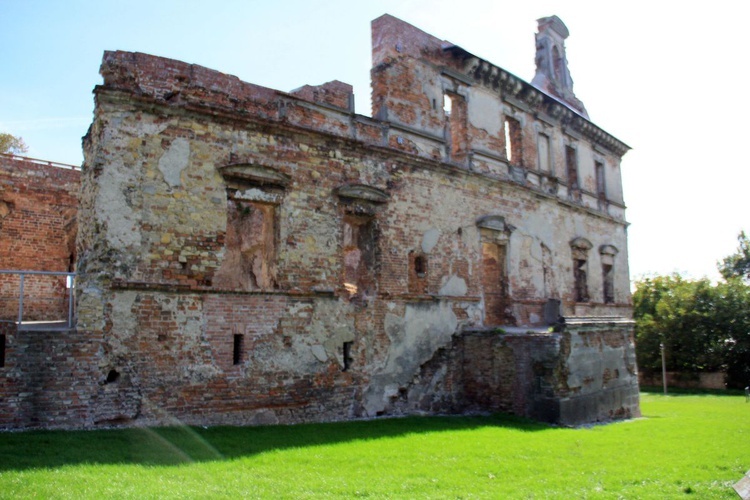 Zrewitalizowane ruiny zamku w Ujeździe