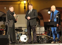 Na scenie w centrum bielskiej starówki od lewej: ks. Sebastian Rucki, prezydent Jarosław Klmaszewski i Krzysztof Rycak.