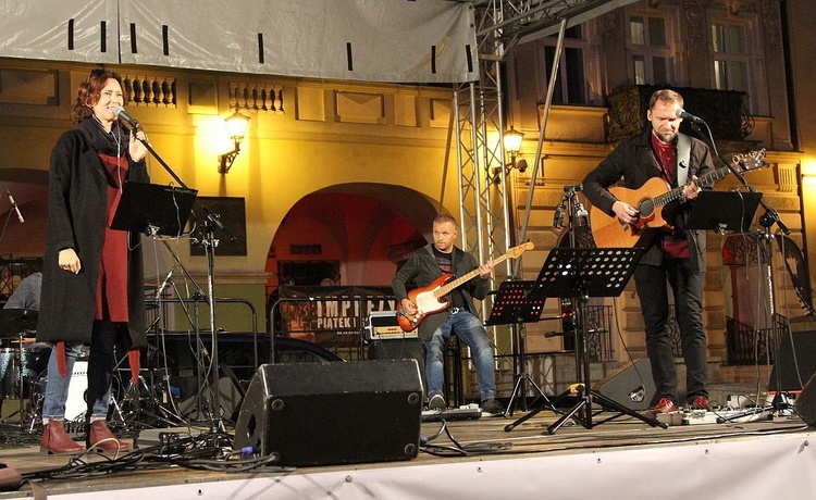 Zespół "Kadosz" poprowadził koncert ewangelizacyjny na Rynku bielskiej starówki.
