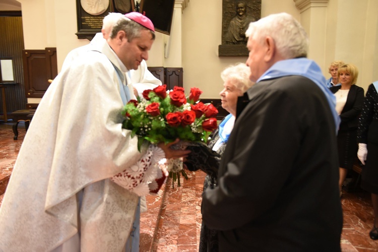 Przedstawiciele MI składają 15 róż jako wyraz wdzięczności Matce Bożej za opiekę i jako symbol zawierzenia Jej Rycerstwa Niepokalanej 15 lat temu.