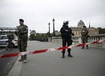 Atak nożownika na komendzie głównej policji w Paryżu