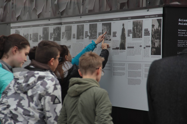 Wystawa "Ściany totalitaryzmów. Polska 1939-1945"