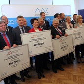 Uroczystość przekazania symbolicznych czeków odbywała się w Mazowieckim Urzędzie Wojewódzkim - Delagatura w Radomiu.