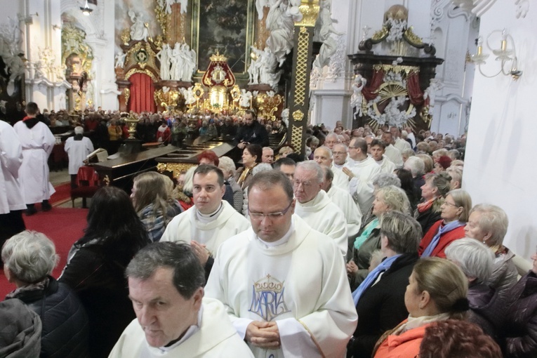 Tysiące płatków Róż Żywego Różańca