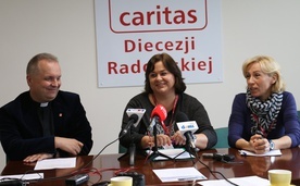 Dagmara Kornacka i Anna Widerska (z prawej) z ks. Robertem Kowalskim, dyrektorem diecezjalnej Caritas.