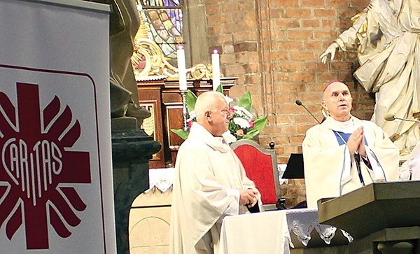 Dyrektor Caritas ks. Rudolf Badura i bp Andrzej Iwanecki.
