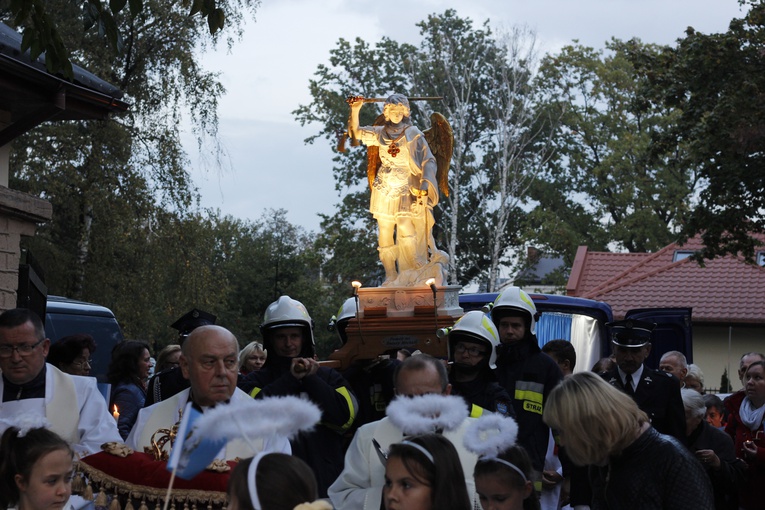 Powitanie figury odbyło się na placu przed plebanią skąd strażacy na ramionach przenieśli ją do świątyni.