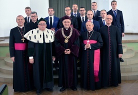 Alumni I roku z biskupami Piotrem Turzyńskim, Henrykiem Tomasikiem, dziekanem Wydziału Teologii, i członkami rektoratu.