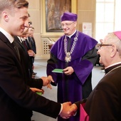 Alumni I roku złożyli swoje studenckie ślubowanie i otrzymali studenckie indeksy.