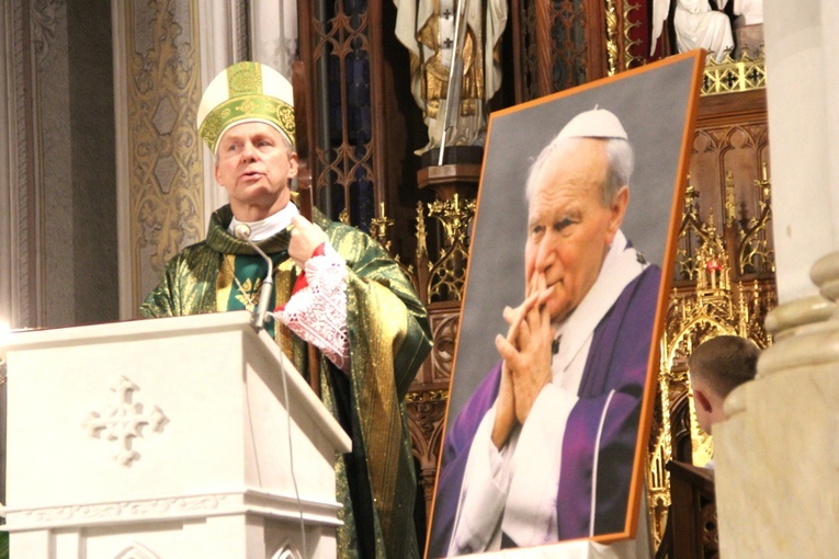 Bp Piotr Turzyński  w katedrze przewodniczył Eucharystii w Dniu Papieskim na zakończenie Tygodnia Kultury Chrześcijańskiej.