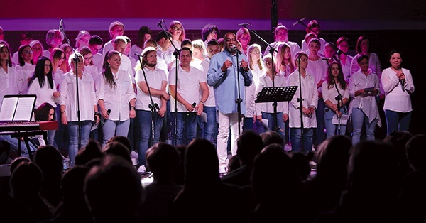 Koncert odbył się w niedzielę 13 października w hali widowiskowo-sportowej w Iławie.  Na scenie wystąpił 57-osobowy chór, a towarzyszyła mu 6-osobowa grupa instrumentalistów.
