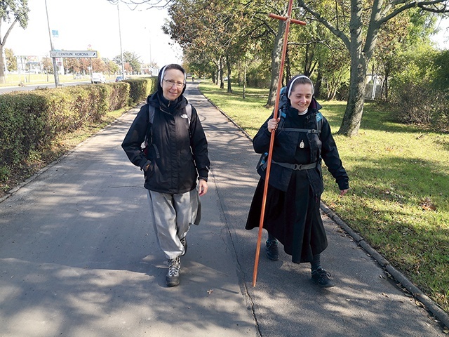 S. Bernadetta (z prawej) i s. Karmela na ostatnich kilometrach trasy już w granicach Wrocławia.