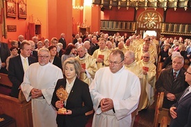 ▲	Urszula Furtak, prezes AK w Polsce, przyniosła  do ołtarza relikwie  św. Jana Pawła II.