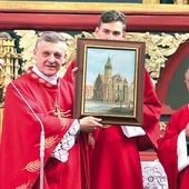 Bp Roman Pindel na pamiątkę pielgrzymki otrzymał  od abp. Bernarda Bobera obraz koszyckiej katedry.