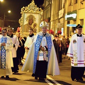 Procesja różańcowa ulicami miasta pod przewodnictwem bp. Jeża.