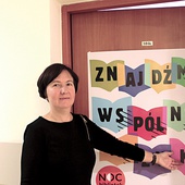 Monika Jabłońska przy drzwiach, za którymi trwa rozwiązywanie zagadek muzycznych.