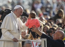 Papież wśród zebranych na placu św. Piotra
